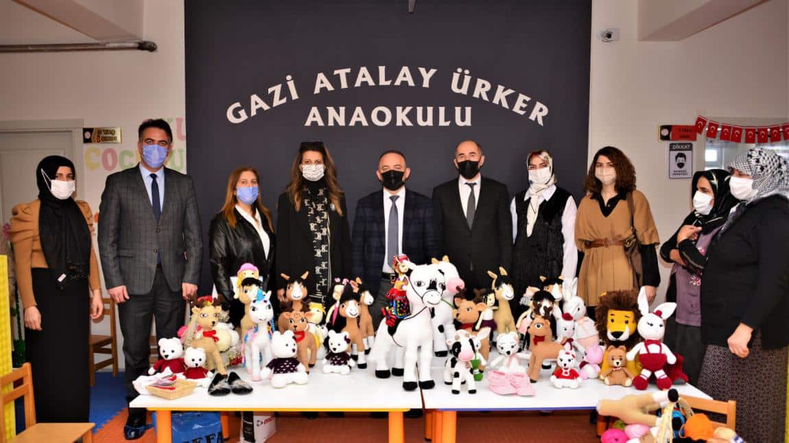 Valimiz Hüseyin Öner ve eşi Zehra Mine Öner Hanımefendi, Gazi Atalay Ürker Anaokulunda oyuncak üreten kadın kursiyerlerimizle buluştu.
