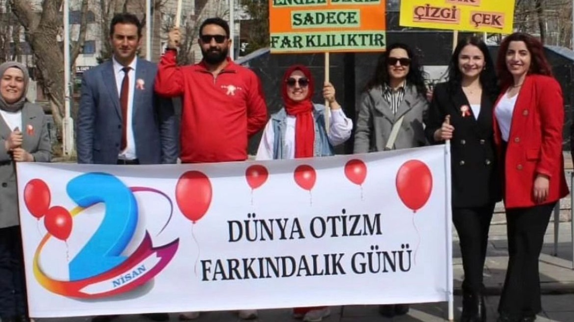 Dünya Otizm Farkındalık Günü’nde kurumumuz ve Rehberlik Araştırma Merkezi işbirliğiyle “Bugün Günlerden Kırmızı” etkinliği düzenlendi.